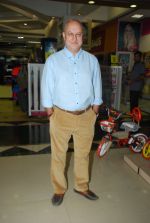 Anupam Kher launches Once Upn a star book in Mumbai on 16th Dec 2014 (4)_549132e0f226e.JPG
