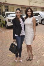 Karisma Kapoor launches Tamanna C_s debut book THE WAY AHEAD in Mumbai on 17th Dec 2014 (10)_549291763f01a.JPG