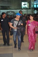 Aamir Khan snapped at airport in Mumbai on 20th Dec 2014 (26)_5496a209cfb71.JPG
