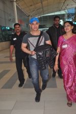 Aamir Khan snapped at airport in Mumbai on 20th Dec 2014 (29)_5496a20e13d36.JPG