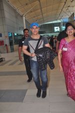 Aamir Khan snapped at airport in Mumbai on 20th Dec 2014 (30)_5496a20f3ac8d.JPG