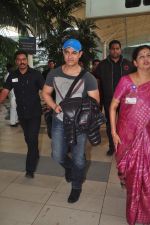 Aamir Khan snapped at airport in Mumbai on 20th Dec 2014 (32)_5496a211d4125.JPG