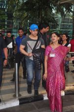 Aamir Khan snapped at airport in Mumbai on 20th Dec 2014 (33)_5496a2131c80e.JPG
