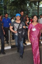 Aamir Khan snapped at airport in Mumbai on 20th Dec 2014 (34)_5496a2148fc78.JPG