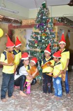 Shriya Saran spreads christmas joy with Access Life NGO Kids in Chembur, Mumbai on 23rd Dec 2014 (26)_549a8c7ccf240.JPG