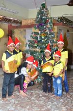 Shriya Saran spreads christmas joy with Access Life NGO Kids in Chembur, Mumbai on 23rd Dec 2014 (27)_549a8c7dcb0f4.JPG