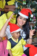 Shriya Saran spreads christmas joy with Access Life NGO Kids in Chembur, Mumbai on 23rd Dec 2014 (33)_549a8c8307cff.JPG