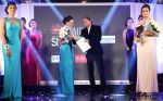 Vasant Bhandari giving the prize to the winner of _Femina Style Diva 2014__549a9377015e0.JPG