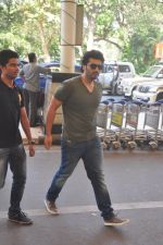 Arjun Kapoor snapped at the airport on 27th Dec 2014 (11)_549fc9a27b6f0.JPG