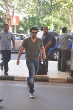 Arjun Kapoor snapped at the airport on 27th Dec 2014 (15)_549fc99c12699.JPG