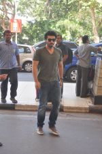 Arjun Kapoor snapped at the airport on 27th Dec 2014 (16)_549fc99d23b07.JPG