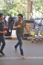 Arjun Kapoor snapped at the airport on 27th Dec 2014 (19)_549fc9a04476e.JPG