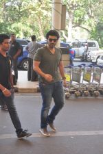 Arjun Kapoor snapped at the airport on 27th Dec 2014 (20)_549fc9a165106.JPG