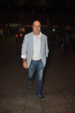 Anupam Kher snapped at airport in Mumbai on 2nd Jan 2015(26)_54a7ca9448fe8.JPG