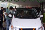 Gul Panag buys the clean green electric vehicle - Mahindra e20 in Mumbai on 2nd Jan 2015 (33)_54a7cbad1e826.JPG