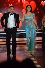 Jacqueline Fernandez, Salman Khan at Salman_s last Episode on Bigg Boss 8 on 3rd Jan 2015 (118)_54a947a4b2834.JPG