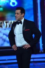Salman Khan at Salman_s last Episode on Bigg Boss 8 on 3rd Jan 2015 (126)_54a944c80ed8e.JPG