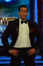 Salman Khan at Salman_s last Episode on Bigg Boss 8 on 3rd Jan 2015 (141)_54a9459c8b331.JPG