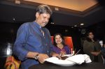 Kapil Dev_s Khshi NGO at SRK_s painting auction bash in Mumbai on 6th Jan 2015 (146)_54acd51969689.jpg