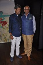 Kapil Dev_s Khshi NGO at SRK_s painting auction bash in Mumbai on 6th Jan 2015 (91)_54acd4ed536b8.jpg