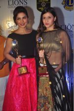 Priyanka Chopra, Mannara  at the 21st Lions Gold Awards 2015 in Mumbai on 6th Jan 2015 (668)_54acf481e65fd.jpg