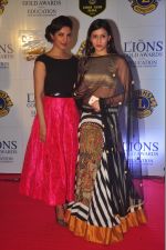 Priyanka Chopra, Mannara  at the 21st Lions Gold Awards 2015 in Mumbai on 6th Jan 2015 (678)_54acf48876164.jpg