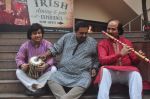 Vidvan Kumaresh, Shankar Mahadevan, Ronu Majumdar at Swaranjali concert photo shoot in Mumbai on 6th Jan 2015 (28)_54acd683dc1c1.jpg