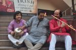 Vidvan Kumaresh, Shankar Mahadevan, Ronu Majumdar at Swaranjali concert photo shoot in Mumbai on 6th Jan 2015 (29)_54acd6c031258.jpg
