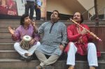 Vidvan Kumaresh, Shankar Mahadevan, Ronu Majumdar at Swaranjali concert photo shoot in Mumbai on 6th Jan 2015 (31)_54acd685381a1.jpg