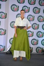 Neha Dhupia spark a debate at Ariel - Is laundry only a woman_s job on 8th Jan 2015 (21)_54af8131406e0.JPG