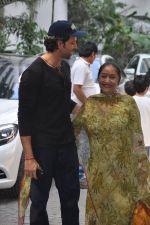 Hrithik Roshan celeberates bday with family with a apuja at new home on 10th Jan 2015 (81)_54b154208e967.JPG