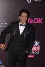 Shahrukh Khan at Life Ok Screen Awards red carpet in Mumbai on 14th Jan 2015 (121)_54b7edfa11de1.JPG