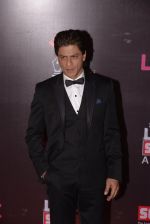 Shahrukh Khan at Life Ok Screen Awards red carpet in Mumbai on 14th Jan 2015 (124)_54b7ee0334f92.JPG
