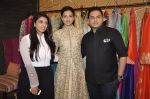 Gauhar Khan at the festive collection launch at the Hue store on 20th Jan 2015 (41)_54bf53b92d9ce.JPG