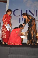 Soha Ali Khan and Sharmila Tagore at Clinic Plus event in J W Marriott, Mumbai on 20th Jan 2015 (29)_54bf55999f82b.JPG