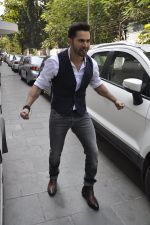 Varun Dhawan promotes Badlapur on the sets of Lil Champs in Famous on 3rd Feb 2015 (26)_54d1cc6e8778d.JPG