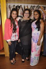 Helen, Arpita Khan at Asha Karla_s summer 2015 couture collection hosted by Arpita Khan in Juhu, Mumbai on 5th Feb 2015 (23)_54d4777b760a3.JPG