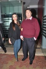 Karisma Kapoor, Randhir Kapoor snapped at Randhir Kapoor Birthday Dinner in Mumbai on 15th Feb 2015 (10)_54e1a9f2f0a48.JPG