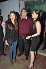 Karisma Kapoor, Randhir Kapoor, Kareena Kapoor snapped at Randhir Kapoor Birthday Dinner in Mumbai on 15th Feb 2015 (17)_54e1a9fd1b59f.JPG