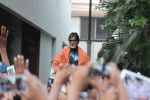 Amitabh Bachchan celebrates with fans India_s world cup win over Pakistan at his residence Jalsa in Mumbai on 15th Feb 2015 (5)_54e324d9e0ed9.JPG