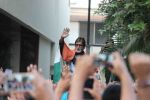 Amitabh Bachchan celebrates with fans India_s world cup win over Pakistan at his residence Jalsa in Mumbai on 15th Feb 2015 (6)_54e324ed98338.JPG
