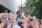 Amitabh Bachchan celebrates with fans India_s world cup win over Pakistan at his residence Jalsa in Mumbai on 15th Feb 2015 (7)_54e3250948e99.JPG