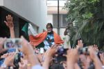 Amitabh Bachchan celebrates with fans India_s world cup win over Pakistan at his residence Jalsa in Mumbai on 15th Feb 2015 (8)_54e3251499d36.JPG
