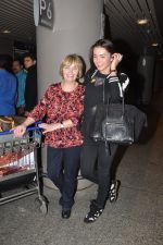 Amy Jackson snapped with mom in Airport, Mumbai on 19th Feb 2015 (1)_54e6ee6057d89.JPG