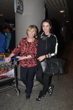 Amy Jackson snapped with mom in Airport, Mumbai on 19th Feb 2015 (13)_54e6eec067b6a.JPG