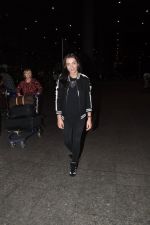 Amy Jackson snapped with mom in Airport, Mumbai on 19th Feb 2015 (2)_54e6ee6c1720d.JPG