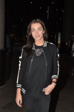 Amy Jackson snapped with mom in Airport, Mumbai on 19th Feb 2015 (8)_54e6eea67a82f.JPG