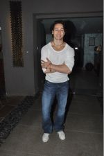 Tiger Shroff snapped in bandra on 20th Feb 2015 (59)_54e89ab17cf33.jpg