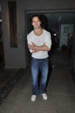 Tiger Shroff snapped with fans in Mumbai on 20th Feb 2015 (22)_54e89353af77f.JPG