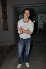 Tiger Shroff snapped with fans in Mumbai on 20th Feb 2015 (24)_54e8935ab2ba2.JPG